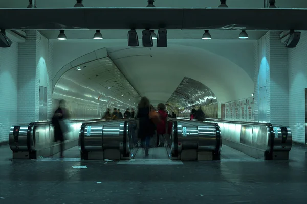 Париж, Франція - близько 2016:Commuters в паризькому метро. Паризьке метро є система в столичному регіоні. Це в основному підземних (214 км) і має 303 станцій. — стокове фото