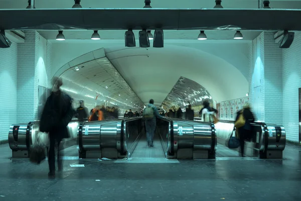 PARIGI, FRANCIA - circa 2016: Pendolari alla stazione della metropolitana Montparnasse. La metropolitana di Parigi è un sistema di trasporto rapido nell'area metropolitana. È principalmente sotterraneo (214 chilometri) e dispone di 303 stazioni . — Foto Stock