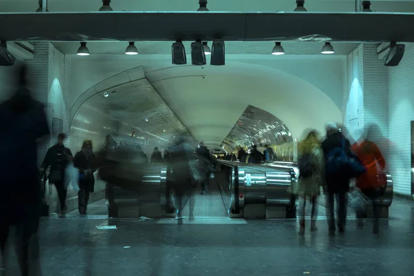 Paris, Franciaország - 2016:Commuters a Montparnasse metró kb. A párizsi metró metró rendszer a nagyvárosi területen. Ez leginkább underground (214 kilométer) és 303 állomások. — Stock Fotó