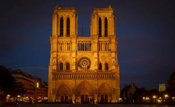 Francja. Paryż - zm. 21 października 2016: Turystów odwiedzających do katedry Notre Dame de Paris jest najbardziej znana Katedra (1163-1345) na wschodniej połowy wyspy Cite — Zdjęcie stockowe
