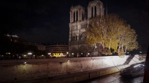 A França. PARIS - OUTUBRO 21, 2016: Turistas que visitam a Catedral Notre Dame de Paris é uma catedral mais famosa (1163 - 1345) na metade oriental da ilha de Cite — Fotografia de Stock