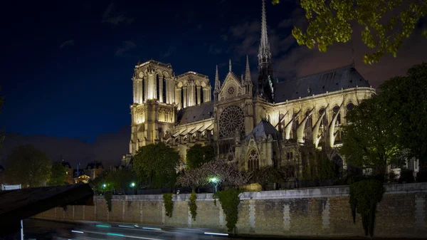 A França. PARIS - OUTUBRO 21, 2016: Turistas que visitam a Catedral Notre Dame de Paris é uma catedral mais famosa (1163 - 1345) na metade oriental da ilha de Cite — Fotografia de Stock