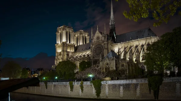 A França. PARIS - OUTUBRO 21, 2016: Turistas que visitam a Catedral Notre Dame de Paris é uma catedral mais famosa (1163 - 1345) na metade oriental da ilha de Cite — Fotografia de Stock