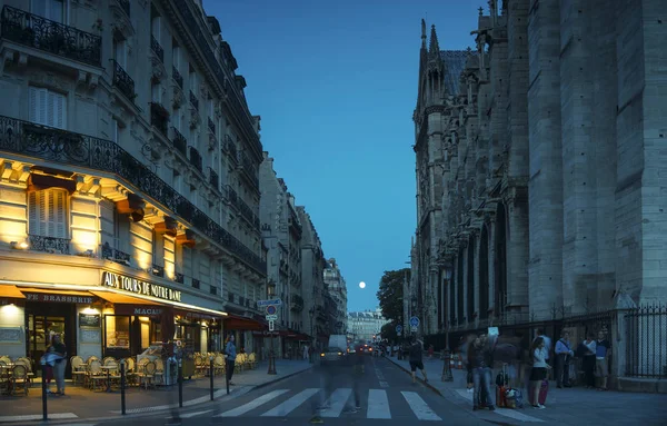 A França. PARIS - OUTUBRO 21, 2016: Turistas que visitam a Catedral Notre Dame de Paris é uma catedral mais famosa (1163 - 1345) na metade oriental da ilha de Cite — Fotografia de Stock