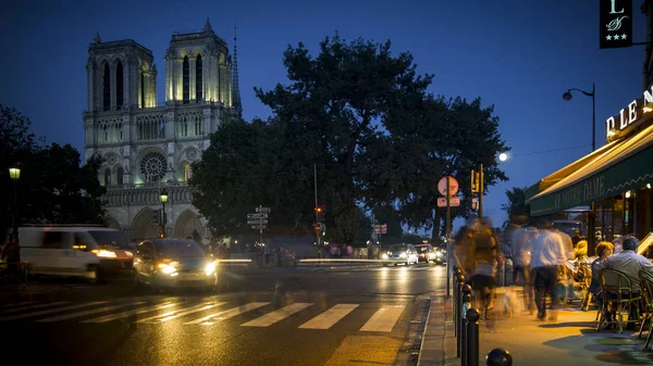 A França. PARIS - OUTUBRO 21, 2016: Turistas que visitam a Catedral Notre Dame de Paris é uma catedral mais famosa (1163 - 1345) na metade oriental da ilha de Cite — Fotografia de Stock