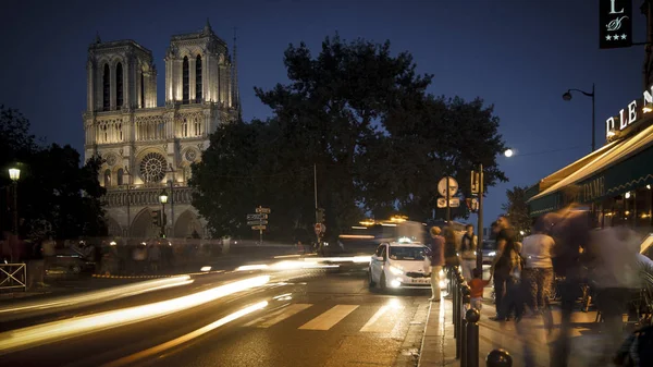 FRANCE. PARIS - OCTOBER 21, 2016: Tourists visiting the Cathedrale Notre Dame de Paris is a most famous cathedral (1163 - 1345) on the eastern half of the Cite Island — Stock Photo, Image