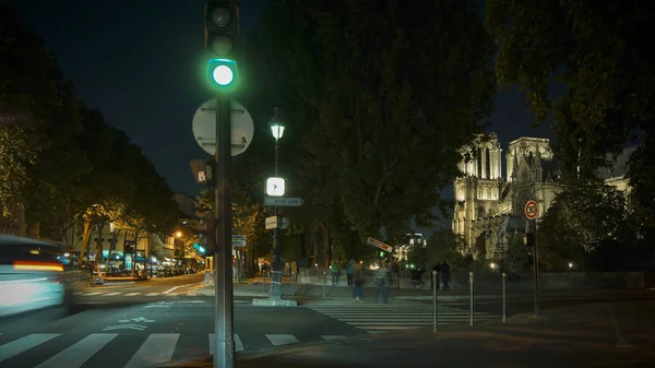 Frankreich. paris - 21. Oktober 2016: Touristen besuchen die Kathedrale Notre Dame de Paris, eine der berühmtesten Kathedralen (1163 - 1345) auf der östlichen Hälfte der Insel. — Stockfoto