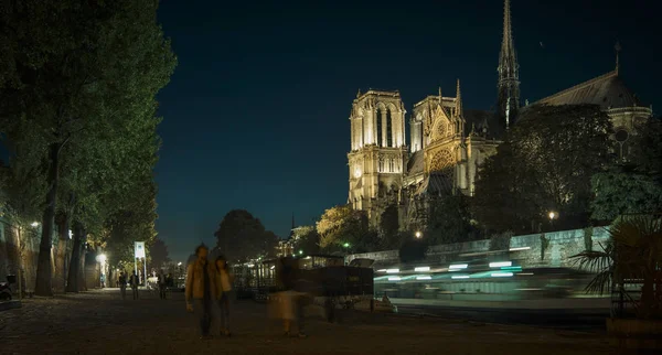 Francja. Paryż - zm. 21 października 2016: Turystów odwiedzających do katedry Notre Dame de Paris jest najbardziej znana Katedra (1163-1345) na wschodniej połowy wyspy Cite — Zdjęcie stockowe