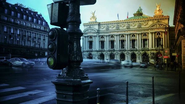 Paris, França-circa 2016: Carros de trânsito em frente à Ópera, Paris. O Palais Garnier é uma casa de ópera de 1.979 lugares, que foi construída de 1861 a 1875 para a classificação Paris Opera. — Fotografia de Stock