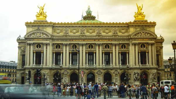 París, Francia-circa 2016: Tranvías frente a Opera, París. El Palais Garnier es un teatro de ópera de 1.979 asientos, que fue construido entre 1861 y 1875 para la clasificación de la Ópera de París. —  Fotos de Stock