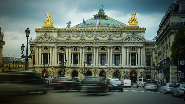 Paris, Fransa-Opera, Paris önünde 2016:Traffic araba yaklaşık. Palais Garnier'e 1861 1875 Paris Opera.color sınıflandırma için inşa edilmiş bir 1,979 koltuklu opera binası olduğunu