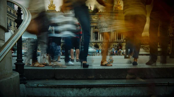 파리, 프랑스-오페라, 파리 앞 2016:Traffic 자동차 경. Palais Garnier 1,979 좌석 오페라 하우스, 파리 Opera.color 그레이 딩 1875에 1861 년에서 건축 된 이다 — 스톡 사진