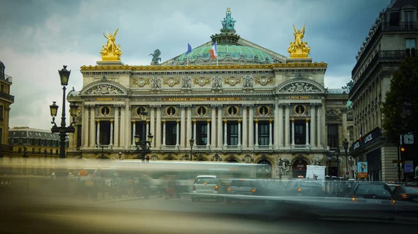 Paris, Frankrijk-circa 2016:Traffic auto's voor Opera, Paris. Het Palais Garnier is een operagebouw 1,979-stoel, die van 1861 tot 1875 voor het sorteren van de Parijs Opera.color dateert — Stockfoto