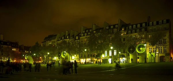 Paris - 23. juli: belüftungsschächte von centre georges pompidou und strasse im zentrum von paris, frankreich — Stockfoto