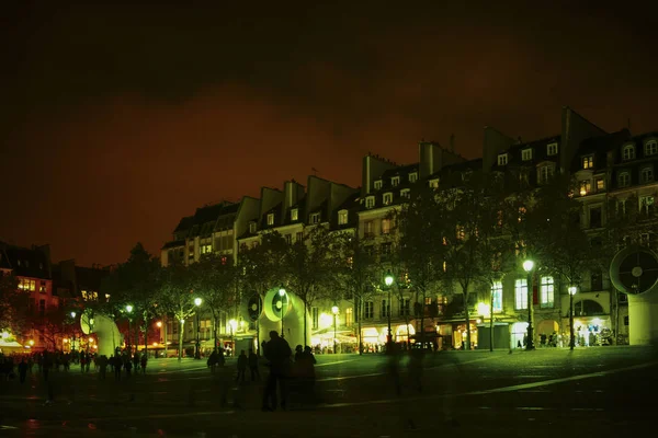 PARÍS - 23 DE JULIO: Ejes de ventilación del Centro Georges Pompidou y calle en el centro de París, Francia —  Fotos de Stock