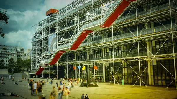 Parijs - 23 juli: Facade van het centrum van Georges Pompidou op juli 23, 2016 in Parijs, Frankrijk. Het Centre Georges Pompidou is één van de beroemdste musea van de moderne kunst in de wereld — Stockfoto