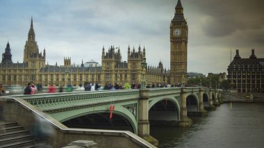 Londra, İngiltere - Nisan: Trafik ve yaya Westminster Köprüsü'nde Big Ben'e ve Parlamento yakınındaki