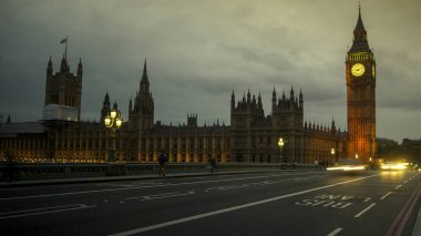 Londra, İngiltere - Nisan: Trafik ve yaya Westminster Köprüsü'nde Big Ben'e ve Parlamento yakınındaki