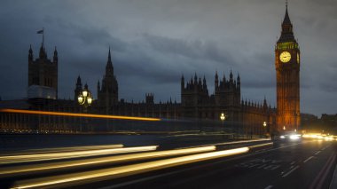 Londra, İngiltere - Nisan: Trafik ve yaya Westminster Köprüsü'nde Big Ben'e ve Parlamento yakınındaki