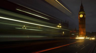 Londra, İngiltere - Nisan: Trafik ve yaya Westminster Köprüsü'nde Big Ben'e ve Parlamento yakınındaki