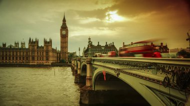 Londra, İngiltere - Nisan: Trafik ve yaya Westminster Köprüsü'nde Big Ben'e ve Parlamento yakınındaki