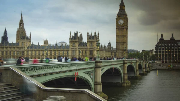 Londra, İngiltere - Nisan: Trafik ve yaya Westminster Köprüsü'nde Big Ben'e ve Parlamento yakınındaki