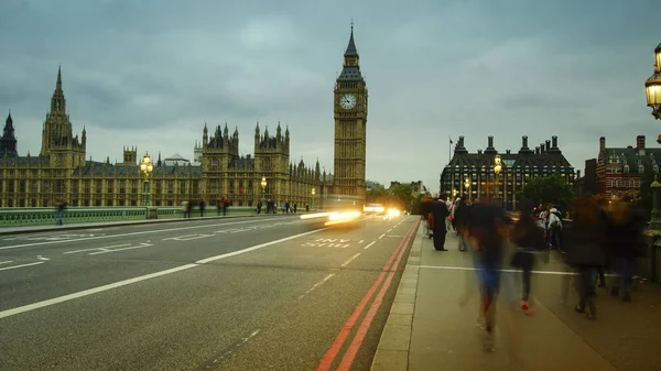 LONDON, UK - APRIL: Traffic and pedestrians on Westminster Bridge near Big Ben and Parliament — Stock Photo, Image