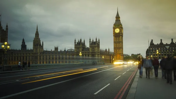 LONDRES, Reino Unido - ABRIL: Tráfico y peatones en el Puente de Westminster cerca del Big Ben y el Parlamento — Foto de Stock