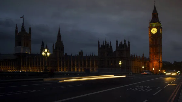 LONDRA, Regno Unito - APRILE: Traffico e pedoni sul ponte di Westminster vicino al Big Ben e al Parlamento — Foto Stock