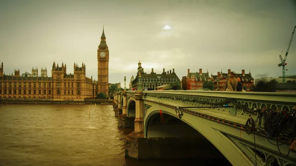 LONDRES, Reino Unido - ABRIL: Tráfego e pedestres na ponte de Westminster perto de Big Ben e do Parlamento — Fotografia de Stock