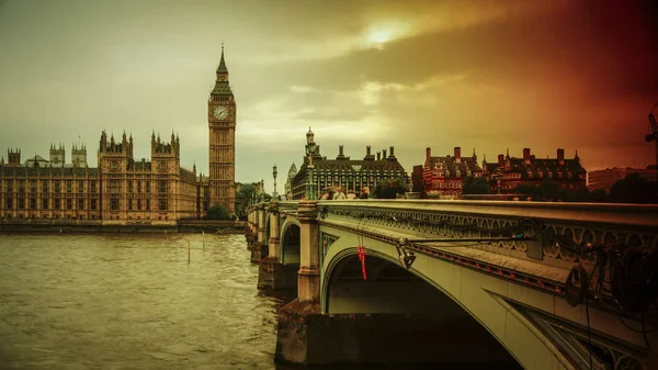 LONDRES, Reino Unido - ABRIL: Tráfego e pedestres na ponte de Westminster perto de Big Ben e do Parlamento — Fotografia de Stock