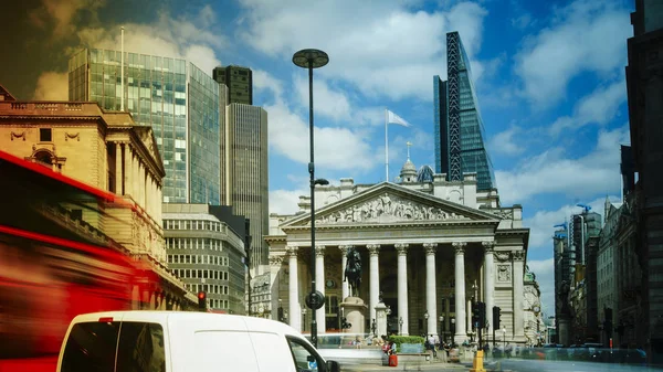 Londra şehir İngiltere Bankası yakınındaki Royal exchange görünümünü — Stok fotoğraf