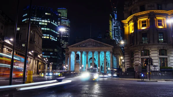 Вид на Королівський exchange поблизу банку Англії в City of London — стокове фото