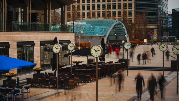 LONDRA, Uk - GIUGNO 04: I pendolari si precipitano a lavorare a Canary Wharf, il distretto finanziario di Londra, Inghilterra . — Foto Stock
