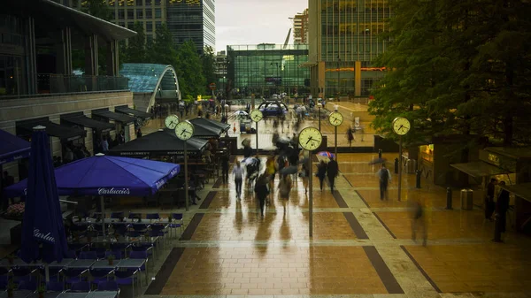 LONDRES, Reino Unido - 04 de junio: Viajeros que se apresuran a trabajar en Canary Wharf, el distrito financiero de Londres, Inglaterra . —  Fotos de Stock