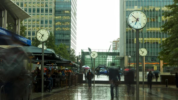 Londra, İngiltere - Haziran 04: Canary Wharf içinde Londra, İngiltere'nin finans merkezi iş için acele Commuters.