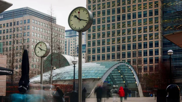 London, Verenigd Koninkrijk - 04 juni: Pendelaars haasten om te werken in Canary Wharf, het financiële district van Londen, Engeland. — Stockfoto