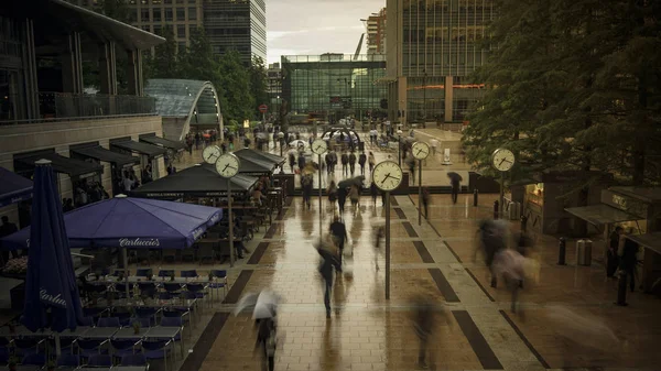 LONDRES, Reino Unido - 04 de junio: Viajeros que se apresuran a trabajar en Canary Wharf, el distrito financiero de Londres, Inglaterra . —  Fotos de Stock