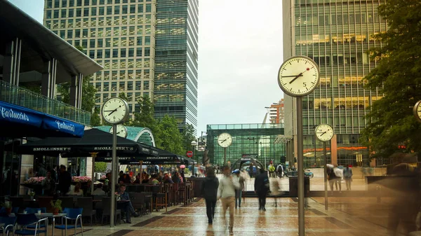 LONDRES, Reino Unido - 04 de junio: Viajeros que se apresuran a trabajar en Canary Wharf, el distrito financiero de Londres, Inglaterra . —  Fotos de Stock