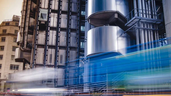 Londra, İngiltere - 5 Nisan: Trafik şehir, Bina, Londra, İngiltere'de 5 Nisan tarihinde Lloyd araçlarda. uzun pozlama