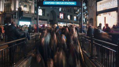 Londra, İngiltere, Aralık, Oxford Circus metro istasyonunda commuters onların yol ev ile her gün işten sonra insanlar hacmi ile başa çıkmak için istasyonu giriş mücadeleler sular altında olduğunu. uzun pozlama