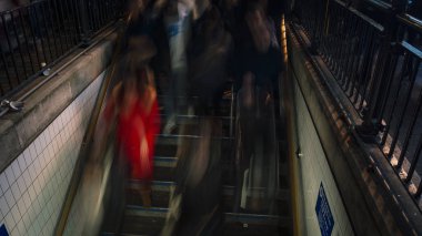 Londra, İngiltere, Aralık, Oxford Circus metro istasyonunda commuters onların yol ev ile her gün işten sonra insanlar hacmi ile başa çıkmak için istasyonu giriş mücadeleler sular altında olduğunu. uzun pozlama