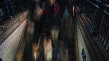 Londra, İngiltere, Aralık, Oxford Circus metro istasyonunda commuters onların yol ev ile her gün işten sonra insanlar hacmi ile başa çıkmak için istasyonu giriş mücadeleler sular altında olduğunu. uzun pozlama