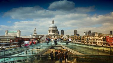 St Paul Katedrali arka planda, Londra, İngiltere ile Millennium köprüyü geçtikten insanlar,