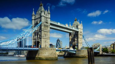 Londra, İngiltere, Nisan: Rush saat Londra'da, görüntülemek için Tower Bridge