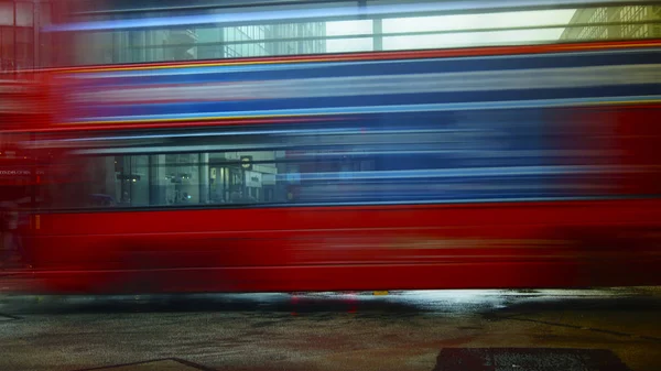 Ônibus britânico tradicional de dois andares na Londres na rua Oxford, exposição longa — Fotografia de Stock