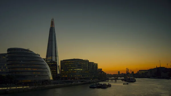Londra - Nisan: Londra manzarası içinde belgili tanımlık geçmiş 