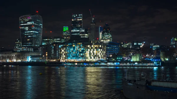 London - április: Londoni városkép a Temze-folyó a Szilánk a háttérben; Több londoni Riverside és a városháza gyönyörű esti kilátás — Stock Fotó