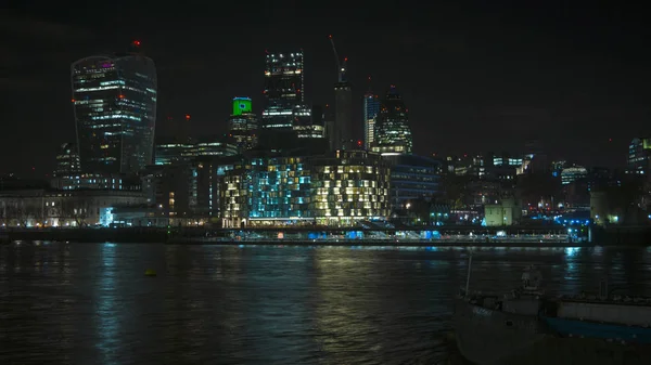 London - április: Londoni városkép a Temze-folyó a Szilánk a háttérben; Több londoni Riverside és a városháza gyönyörű esti kilátás — Stock Fotó