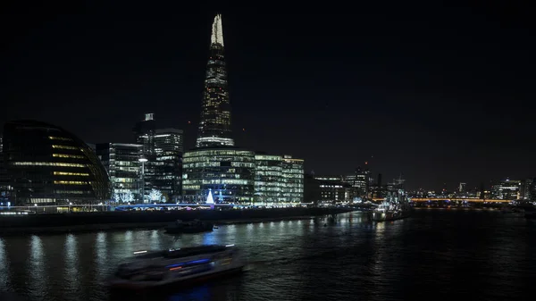 LONDRES - ABRIL: skyline de Londres en el río Támesis con Shard en el fondo; Hermosa vista de la noche de Más London Riverside y City Hall — Foto de Stock